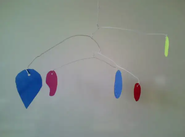 Mobile aux formes colorées, inspiré par Calder, parfait pour une chambre de maternelle.