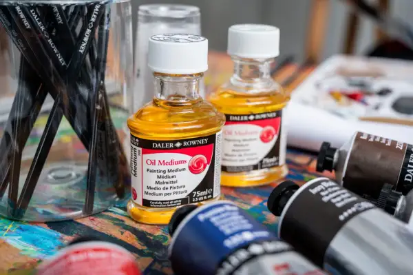 Bouteilles de médium à l'huile Daler Rowney, idéales pour modifier la consistance et le rendu de vos peintures.