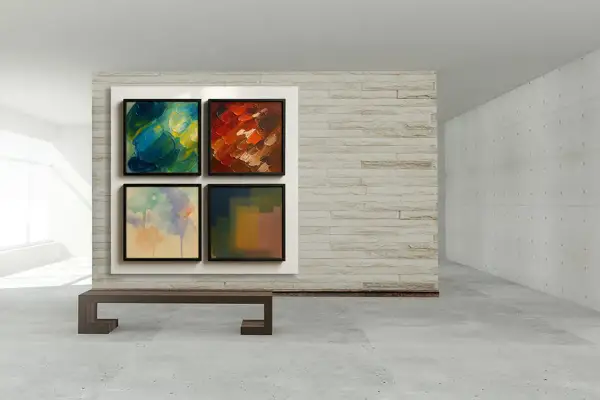 Quatre tableaux de différents types de peinture, disposés en carré, dans une galerie d'art moderne.
