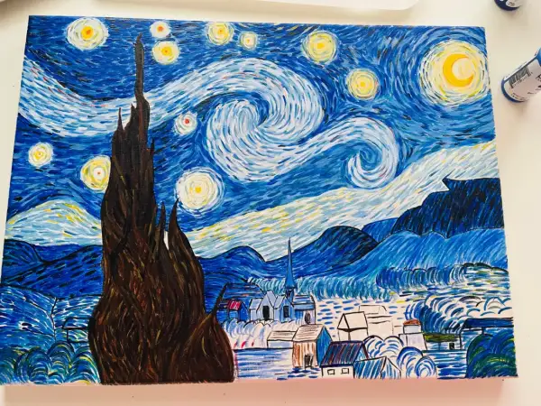 Peinture inspirée de la van gogh technique de peinture, avec un ciel étoilé tourbillonnant, un cyprès sombre et un village.