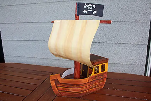 Maquette de bateau pirate en carton, prêt pour l'abordage.