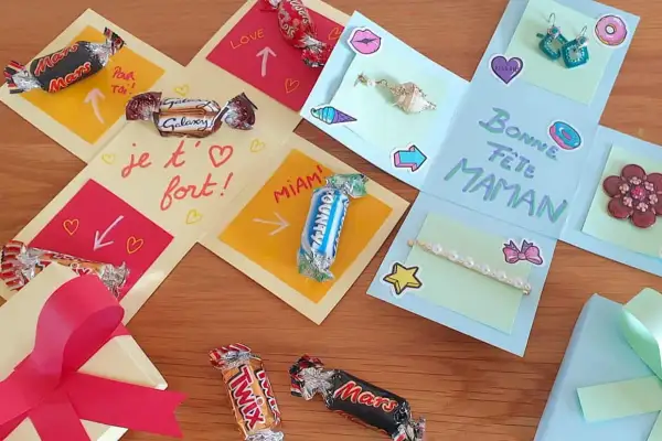 Boîte cadeau explosion décorée de chocolats, de messages et de petits cadeaux pour la fête des mères.