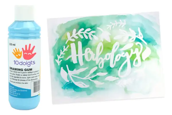 Bouteille de drawing gum 10 doigts à côté d'une illustration florale verte et bleue avec le mot "Herbology" écrit en blanc.