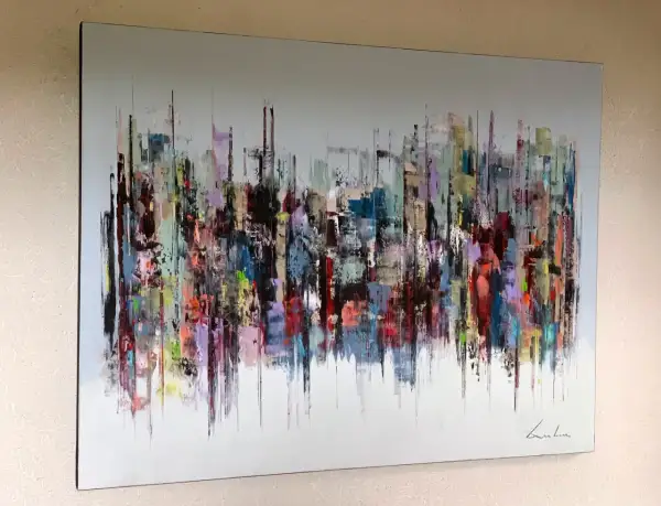 Peinture abstraite d'une ville aux couleurs vives, évoquant l'énergie d'un artiste contemporain.
