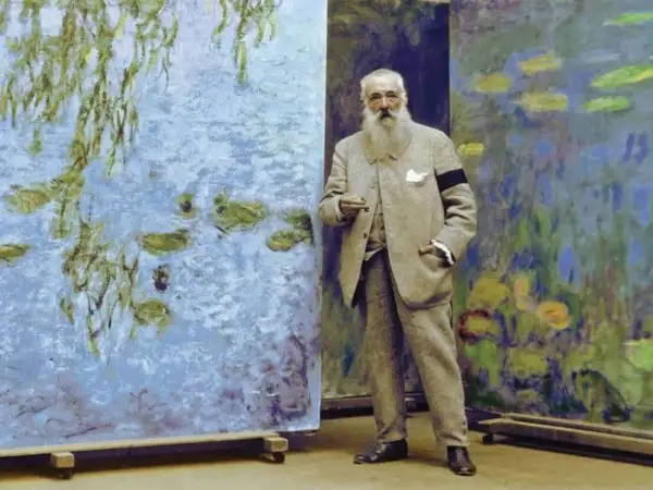 Claude Monet, entouré de ses nymphéas, incarne l'essence de ses influences impressionnistes.