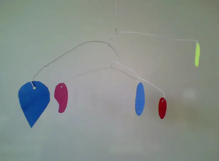 Mobile aux formes colorées, inspiré par Calder, parfait pour une chambre de maternelle.